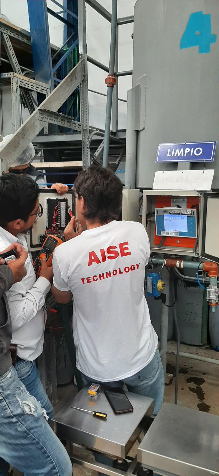 Ingenieros de HARWELT en campo